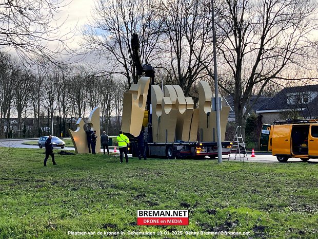 Het plaatsen van de kronen in Genemuiden