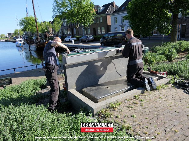 Aage en Jan aan het werk bij de Buuz'nsnieder