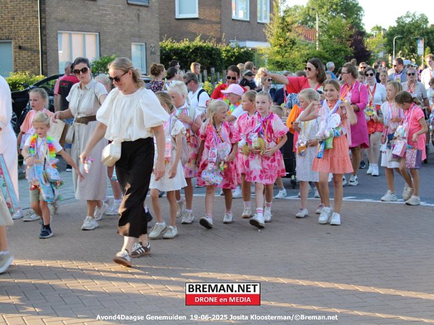 Defilé bij de Meente, Avond4Daagse in Genemuiden