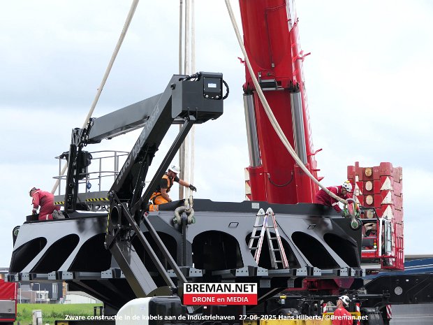 Zware constructie in de kabels aan de industriehaven