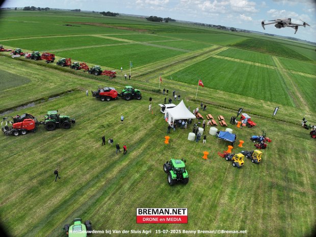 Hooibouwdemo bij Van der Sluis Agri aan de Kamperzeedijk