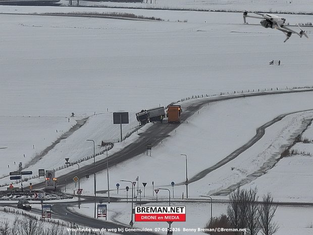 Vrachtauto van de weg geraakt net voor Genemuiden