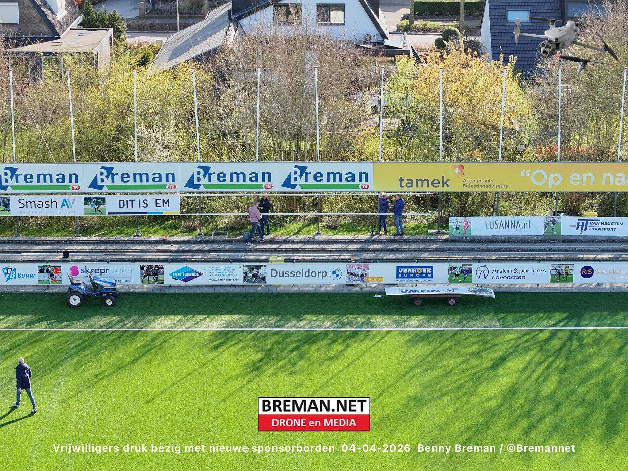Ophangen sponsorborden bij SC Genemuiden