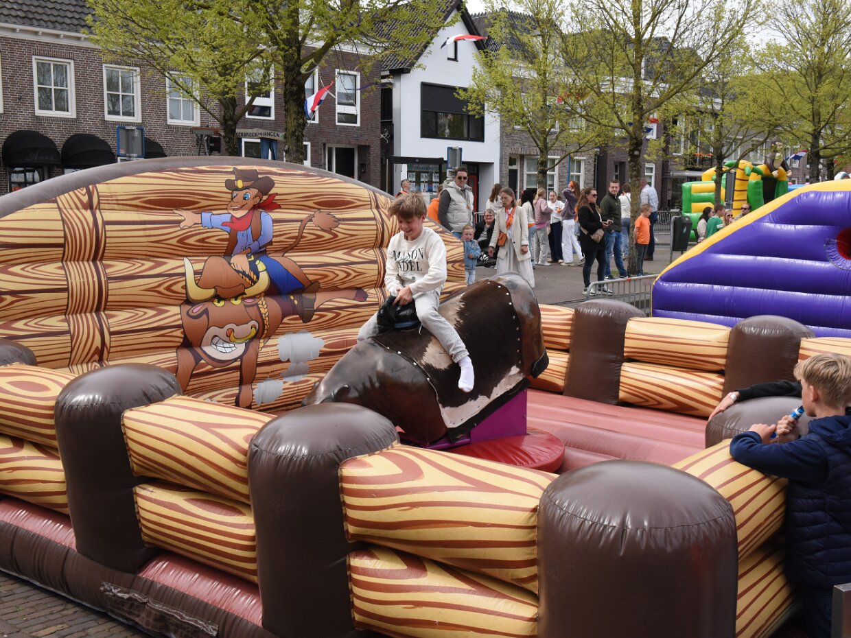 Middag spelletjes op het Havenplein in Genemuiden